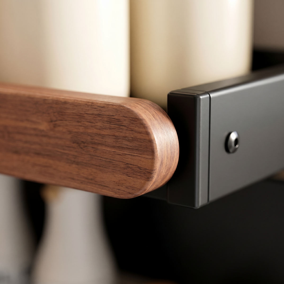 Gros plan sur l'acier noir et le bois noyer artisanal
