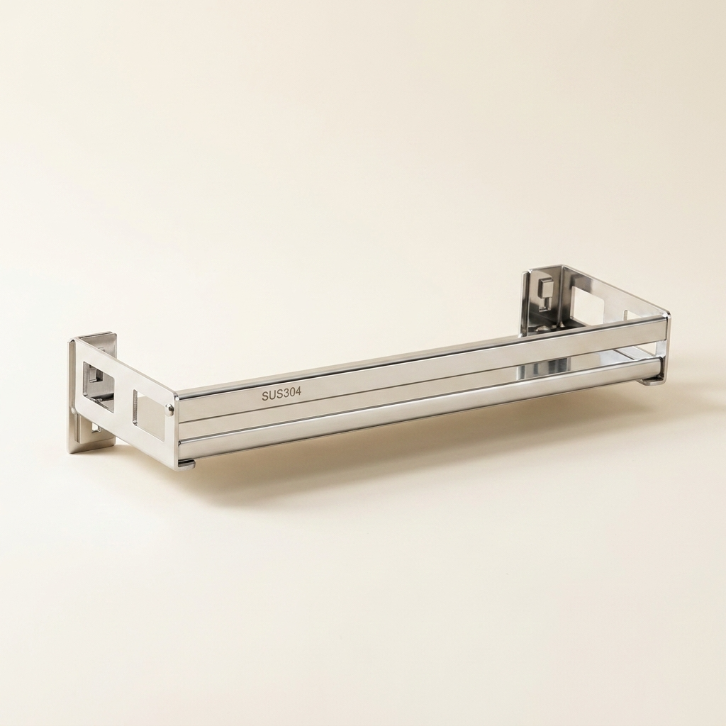 Étagère murale en inox sur fond ivoire crème.