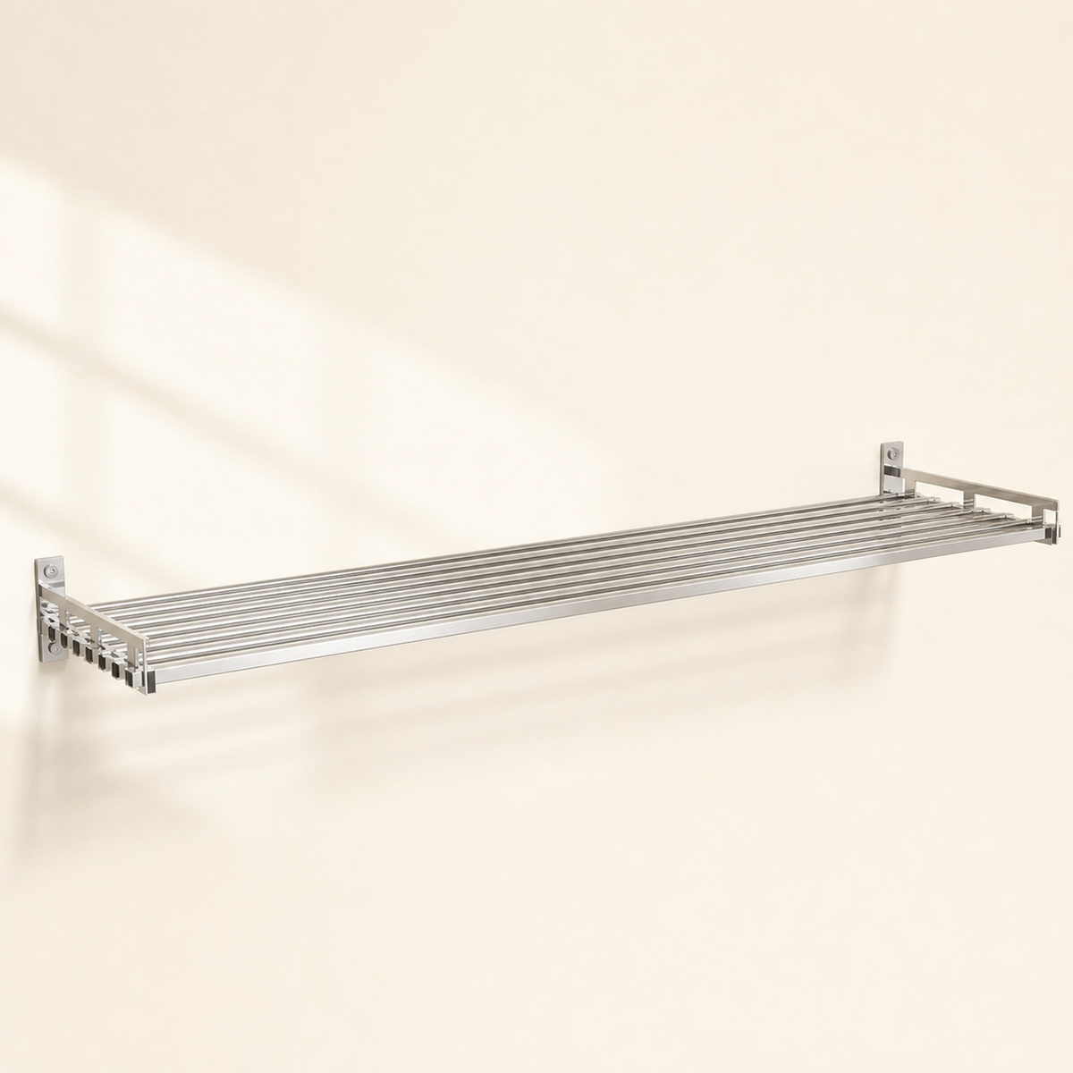 Étagère inox épurée, fond ivoire premium