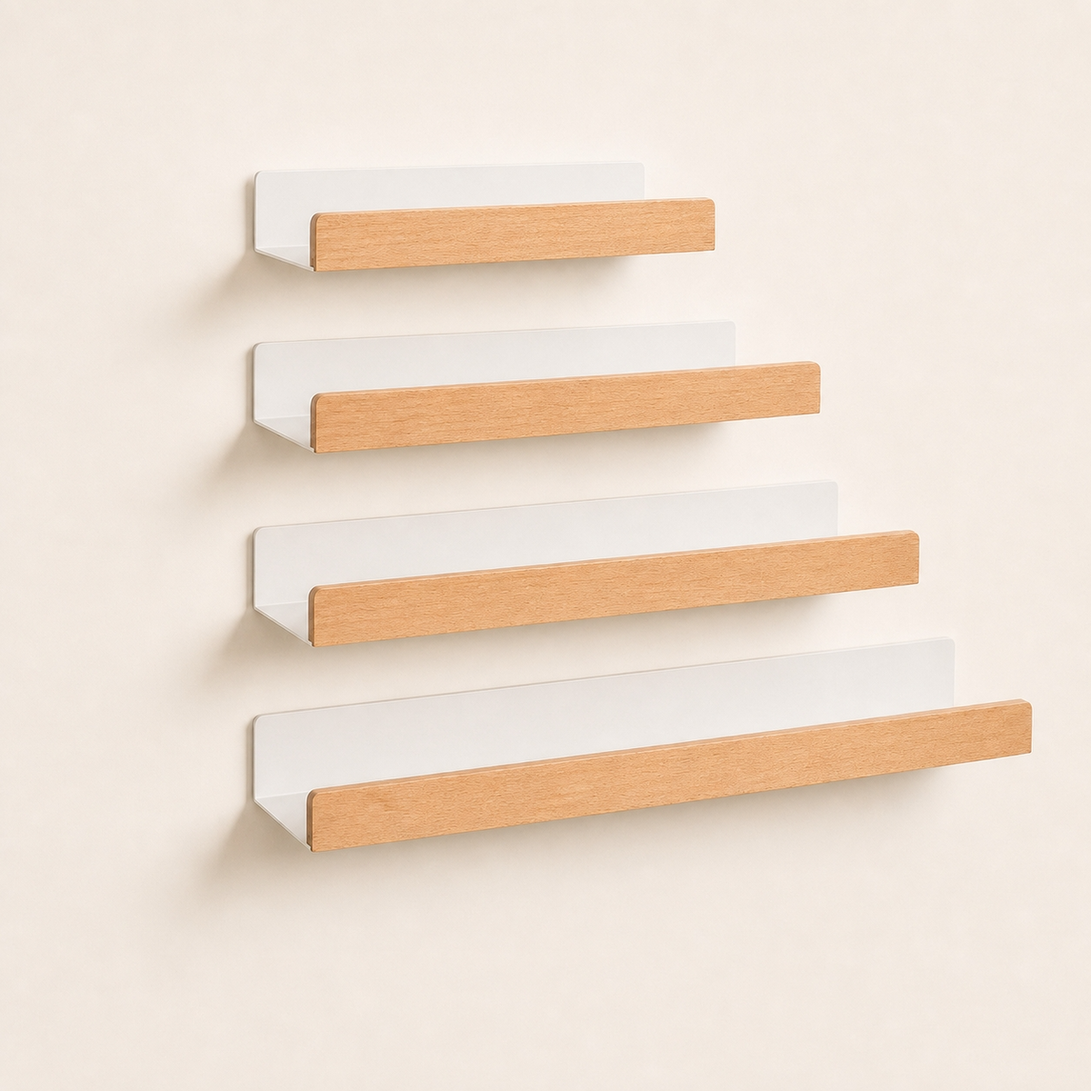 Découvrez notre étagère murale minimaliste en métal blanc mat et bois de chêne clair. Un design épuré, disponible de 20 à 60 cm, pour un rangement premium