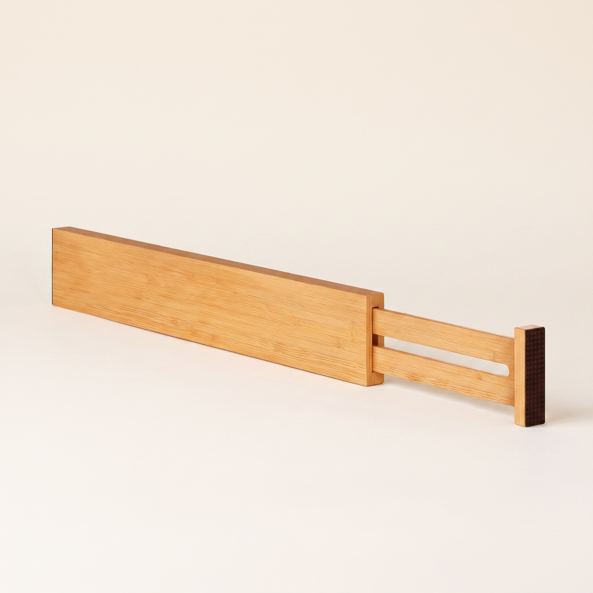 Séparateur extensible en bambou sur fond ivoire